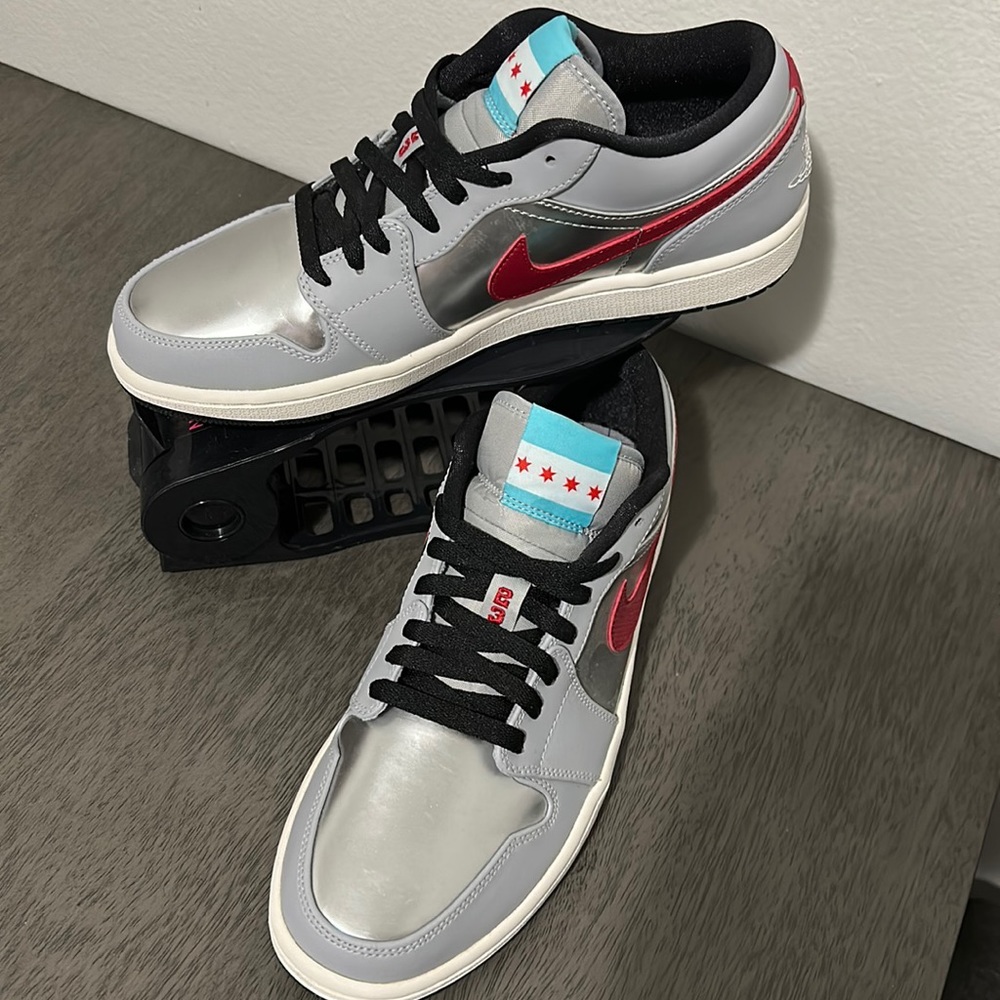 *Rare Color* Nike Air Jordan Low SE Silver/Grey/Red